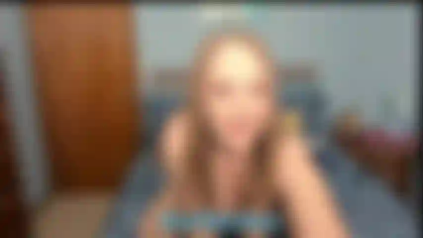 Je chevauche et rebondis sur un jouet - regarde-moi cowgirl devant et cowgirl inversée par derrière.