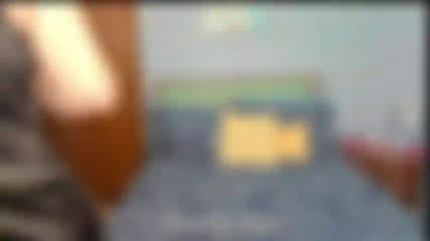 Mannequin robe noire et bottes en cuir - robe noire en satin sexy et bottes à talons hauts en cuir noir mannequin puis taquine avec mon cul.