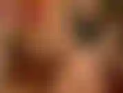 Pour toutes mes fans de culottes dos en satin. Regarde-moi modeler plusieurs couleurs/paires de culottes en satin tout en seins nus, te taquinant avec mon gros cul.