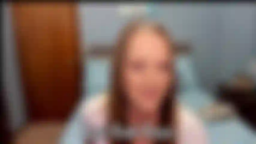 Je me déshabille de mon short en jean - court clip de moi en train de me déshabiller et de montrer mon gros cul.