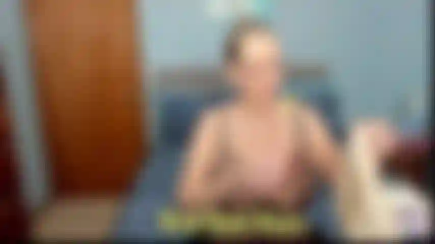 Modèle de grosse culotte de grand-mère beige et balade en jouet - j'enfile la paire de culottes de grand-mère en satin beige et je monte un gode.