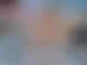 Nue avec des bas de bronzage, je supplie d'être élevée par ta jeune bite alors que je te taquine avec mon corps de milf et que je me baise avec mon jouet. Un fantasme d'imprégnation.