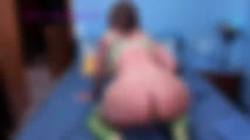 Vibeonclitglassdildoinass - j'utilise une vibration sur ma chatte et un gode en verre dans mon cul.