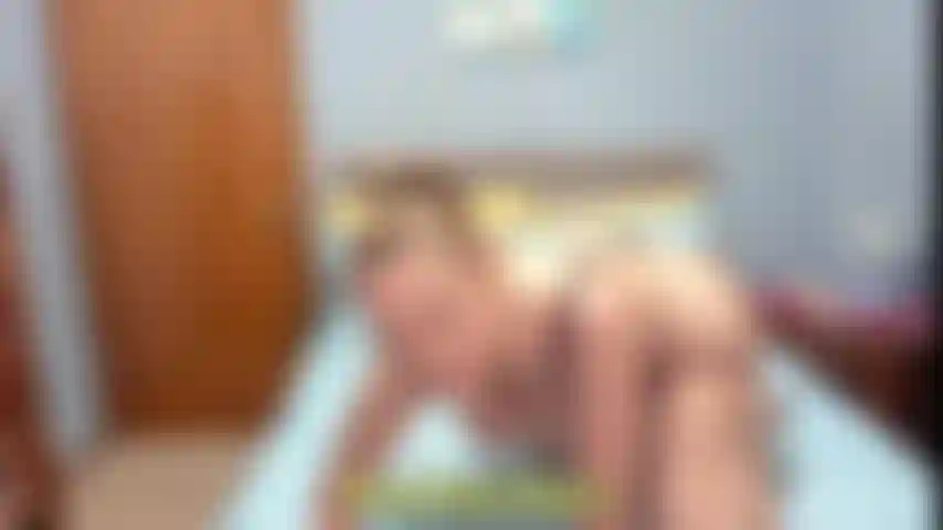 Joi pour le cul avec des propos grossiers - je porte un string noir maigre, je secoue le cul puis j'utilise mon gode pour caresser et vous donner des instructions. Beaucoup de cul tremble puis je roule avec joi.