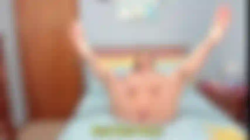 Je renifle et caresse mes pieds - beaucoup d'instructions pour se branler pieds nus.