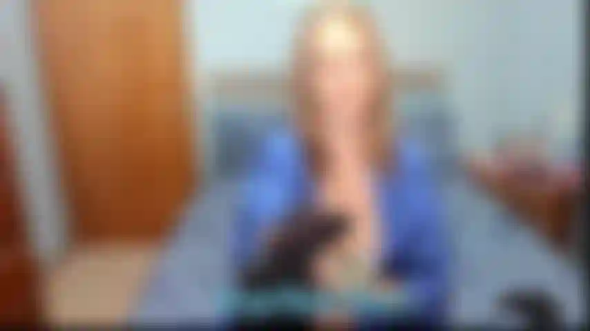 Joi en nylon noir - modelant des bas de nylon noirs et vous disant de vous branler dessus, exhibant les pieds et les jambes en bas de nylon.