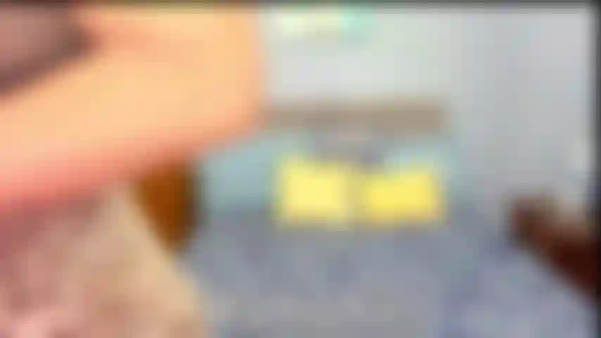 Une cougar salope taquine les étalons - portant une mini-jupe courte et des talons, je me promène et me penche pour montrer mon cul et ma chatte. Je parle sale pour te séduire.