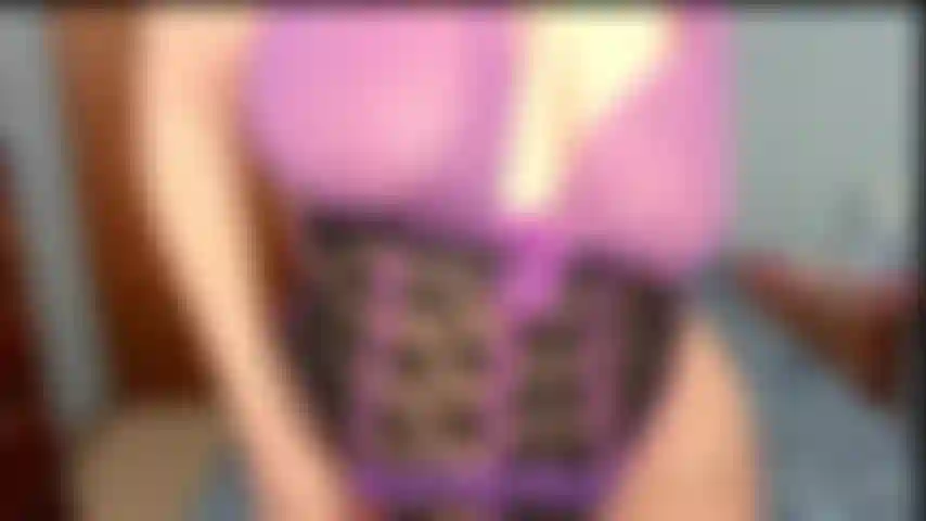 Suceuse de bites et chevauchant - vêtue d'un nounours violet sexy, je suce un gode lentement tout en exhibant mon cul et en le secouant, puis je chevauche le jouet en secouant le butin.