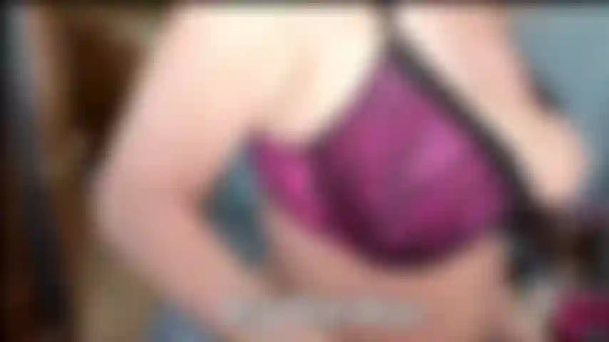 Mannequin de culotte en satin - regardez-moi modeler plusieurs paires de culottes en soie et en satin sur mon énorme cul. Je donne à joi des propos sales et je t'encourage à jouir.