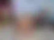 Compilation de cam shows avec moi portant des collants noirs transparents, te taquinant avec mon cul, frottant et doigtant ma chatte, t'encourageant à jouir en regardant.