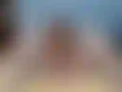 Des émissions de cam enregistrées. Vêtue d'une tenue de secrétaire à rayures avec des bas blancs et des talons noirs. Beaucoup de taquineries, de joi, de propos cochons qui te disent de jouir sur mon cul.