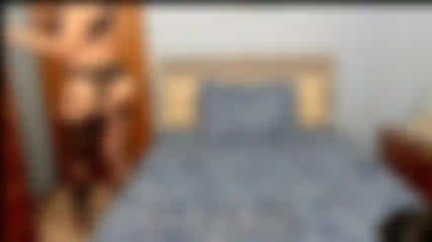 Des fesses rebondissantes dans des collants porte-jarretelles.