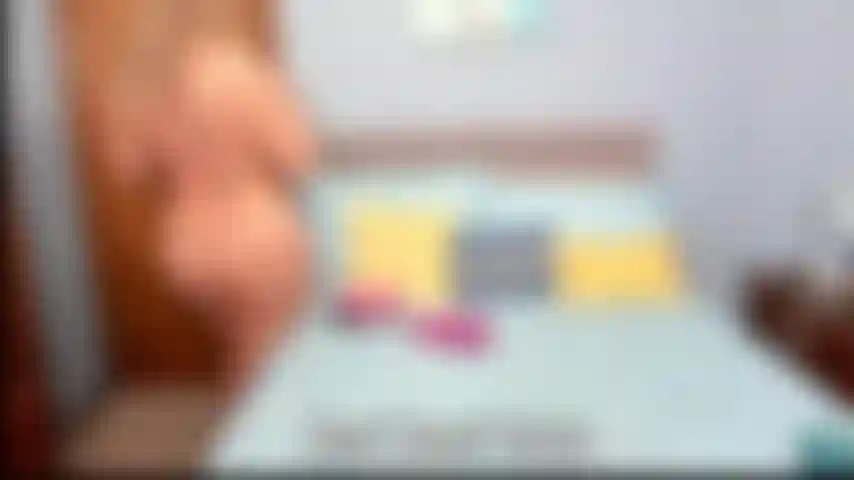 Je taquine avec mes couches de culottes en satin. Regardez-moi essayer plusieurs paires de culottes en satin et les superposer, puis les enlever une par une tout en taquinant avec mon gros cul.