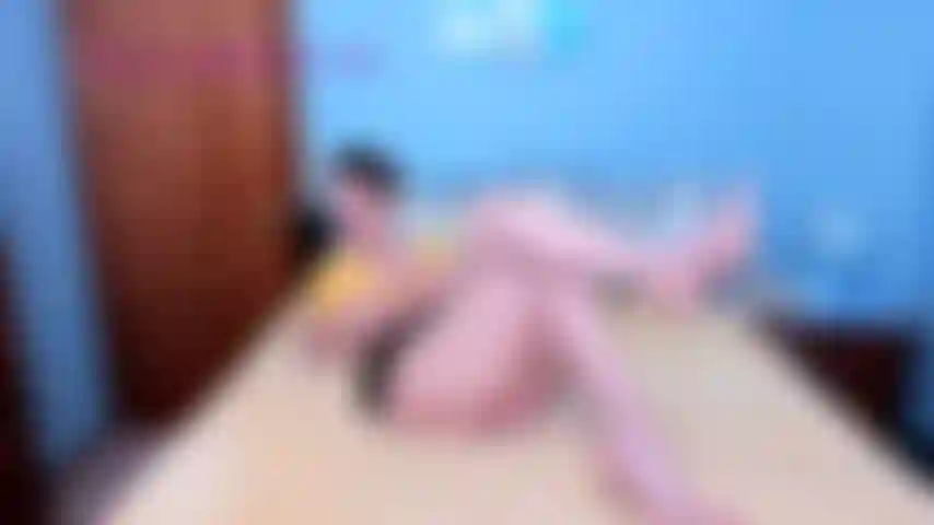 Crossinglegsintanheelsjoi - courte vidéo de moi portant des collants et des talons bronzés croisant juste mes jambes et montrant mes jambes en vous disant de vous branler pour mes talons bronzés.