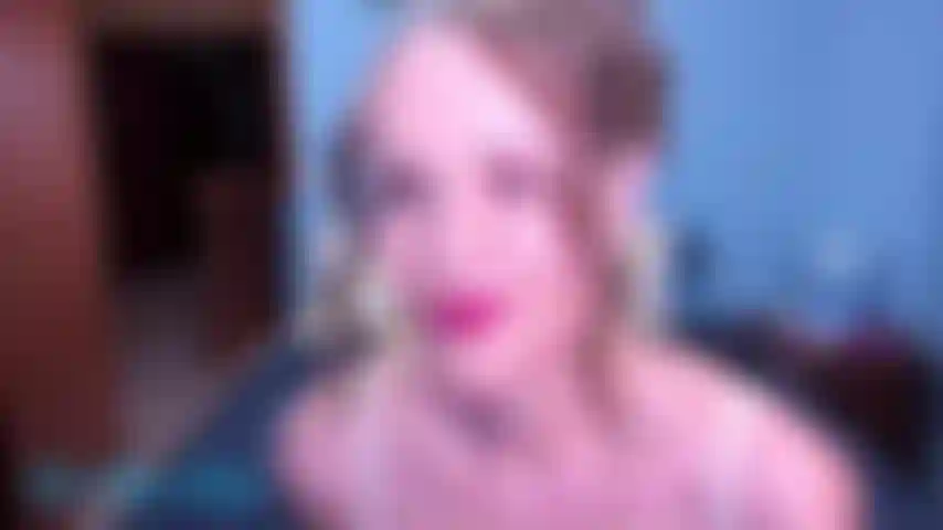 Un jeu de doigt avec des paroles cochonnes, montrant mon gros cul de milf, vous encourageant à vous branler et à fantasmer sur le fait de me baiser en levrette.