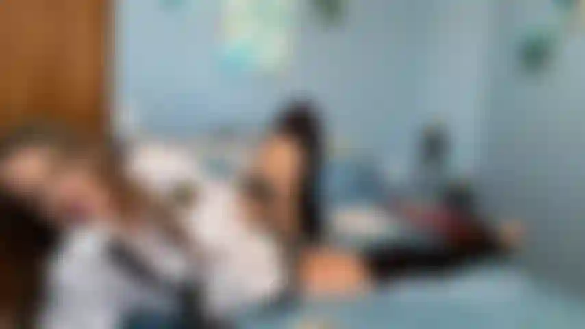 Habillée comme un jeu de rôle de fille d'école préparatoire à l'université, des propos sales, des paroles salopes joi vous taquinant avec mon cul en vous encourageant à jouir dessus.