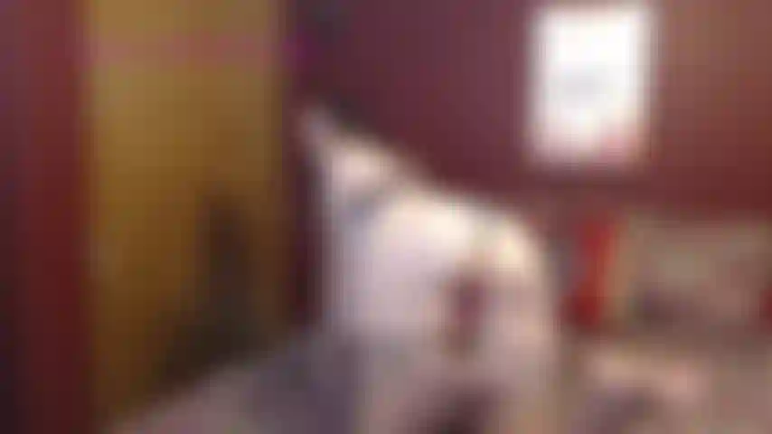 J'éjacule sur les nylons et le cul, montrant mes nylons bronzés, secouant mon cul et donnant du joi.