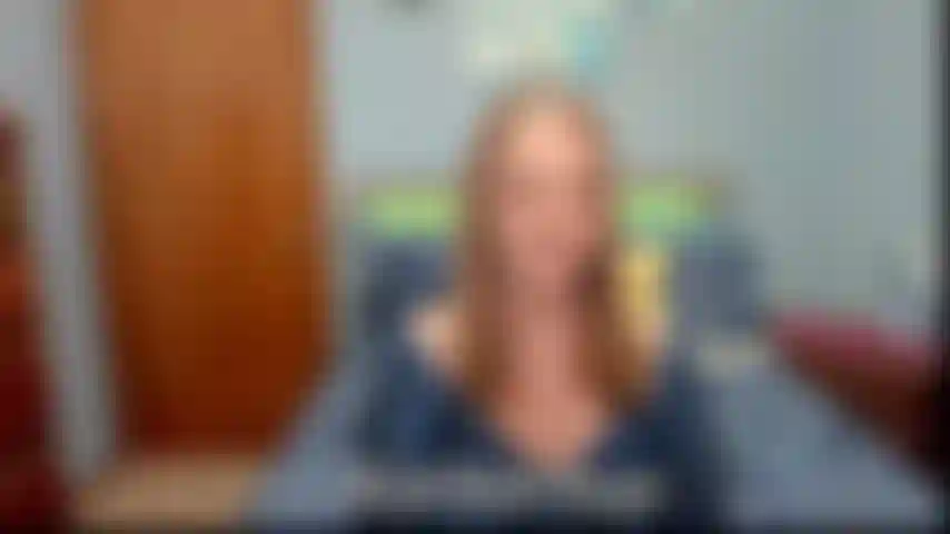 Un pantalon en cuir serré à gros cul taquine - je modélise un pantalon en cuir moulant, puis je l'enlève et je taquine avec mon gros cul.