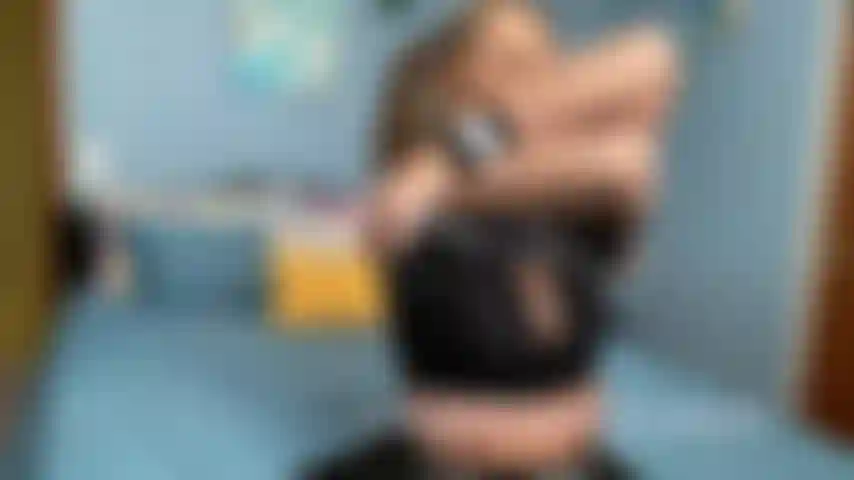 Compilation de cam shows enregistrés de moi jouant le rôle de pom-pom girl, je me déshabille complètement. Joi, bavardage, pieds nus, putain de jouets.