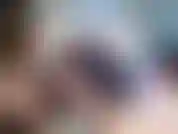 Vêtue d'une robe moulante noire, de collants et de talons noirs. Je m'allonge sur le ventre en montrant le cul couvert de collants. Je suce un gode et j'en parle comme de ta bite. Je suce et bâillonne un peu en regardant en cam.