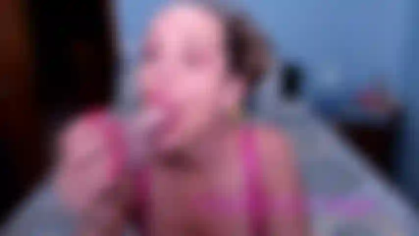 Émission enregistrée à chaud de moi en train de sucer un gode en faisant une pipe bâclée avec beaucoup de salive et de bâillonnement.