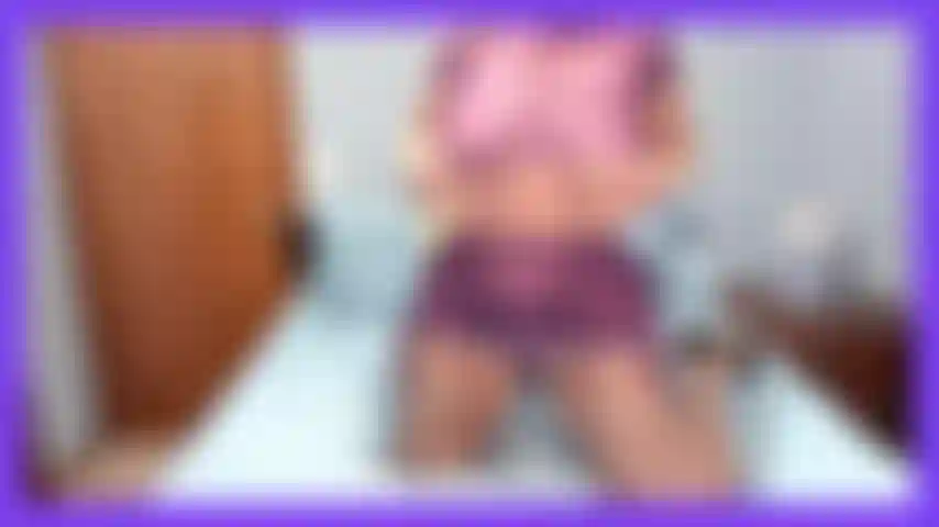 En tenue violette, un gode sexy qui suce, chevauche et baise - modélise une jolie tenue violette, un string puis suce un gode, un jouet d'équitation et des seins rebondissants avec joi.