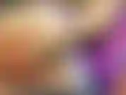 Regarde-moi devenir coquine dans mon jardin. Je flashe mes seins, ma chatte et mon cul. Puis je m'allonge dans l'herbe et me doigte la chatte.