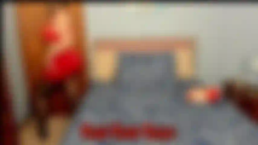 Une belle-mère salope taquine en lingerie et baise la chatte avec un jouet.