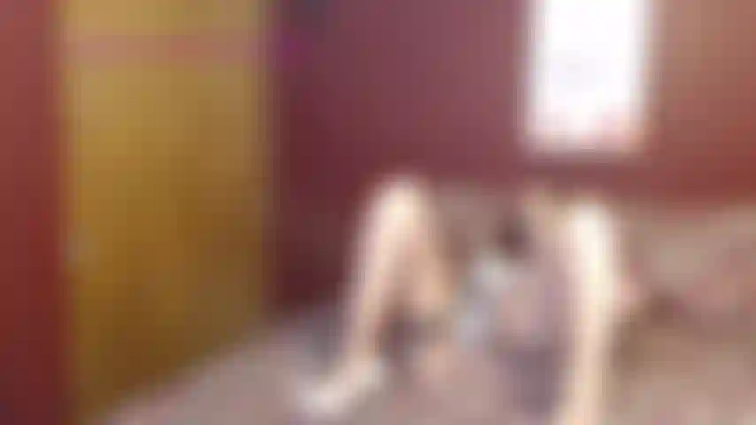 Strokefornylonlegsthighs-je m'exhibe en cuissardes et talons beiges en vous disant de vous branler dessus.