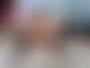 Compilation de 3 émissions de webcams enregistrées distinctes se masturbant à l'aide de ma baguette magique hitachi. Les 2 premiers segments portent des collants noirs transparents frottant mon clitoris dessus en éjaculant, puis je me mets nue et jouis.