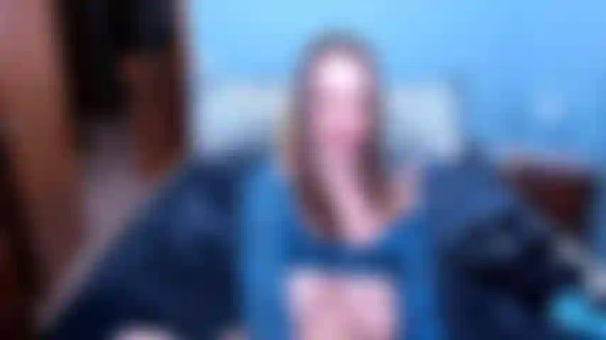 Cumonmypinksatinfullbacks - modelant une culotte arrière en satin rose vous disant de jouir dessus en donnant du joi.