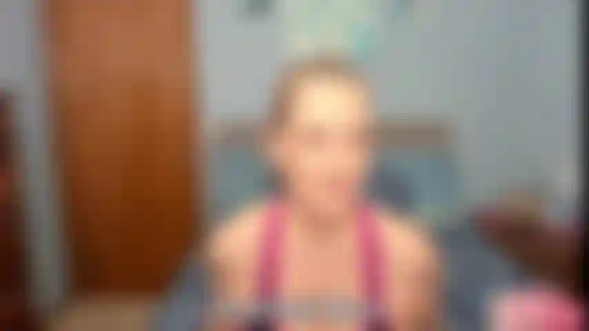 Mannequin de pantalons de yoga et adoration du cul et des pieds - je modèle mon pantalon de yoga et je donne du joi pour mon cul et mes pieds.