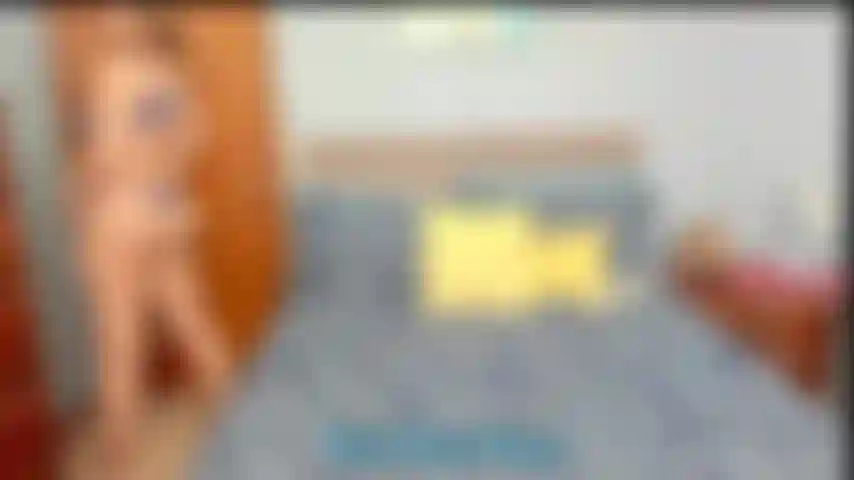 Mannequin-lingerie bleue sexy, chatte écartée en levrette.