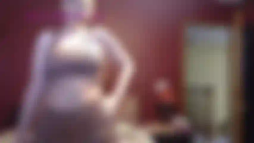 Ma belle-mère vous attrape - un jeu de rôle où la belle-mère vous surprend quand elle rentre de la salle de sport et que vous vous branlez. Je te dis de me caresser pendant que je te taquine et parle salement.