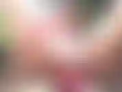 Je suis assise dehors sur ma terrasse en train de baiser ma chatte dans ma chaise de jardin.