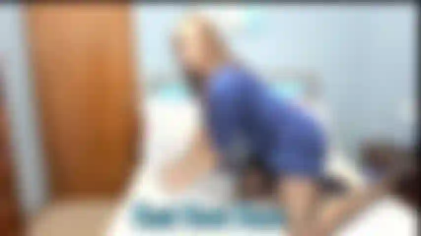 Un jouet baise en bas nylon et talons - robe bleue sexy et bas nylon noirs taquinant en montrant le cul puis en baisant la chatte avec un jouet avec les jambes écartées.