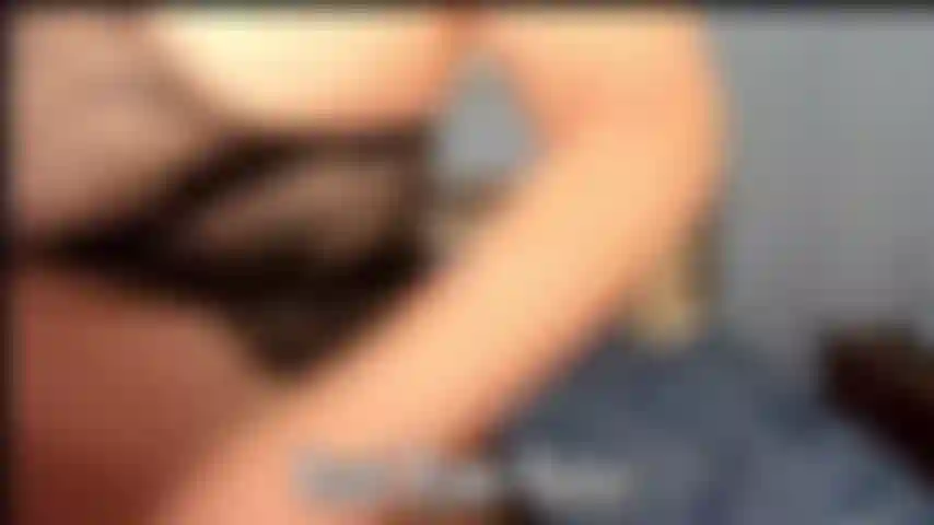 Un coup de cougar en bas - montrant un gros cul juteux en parlant sale.