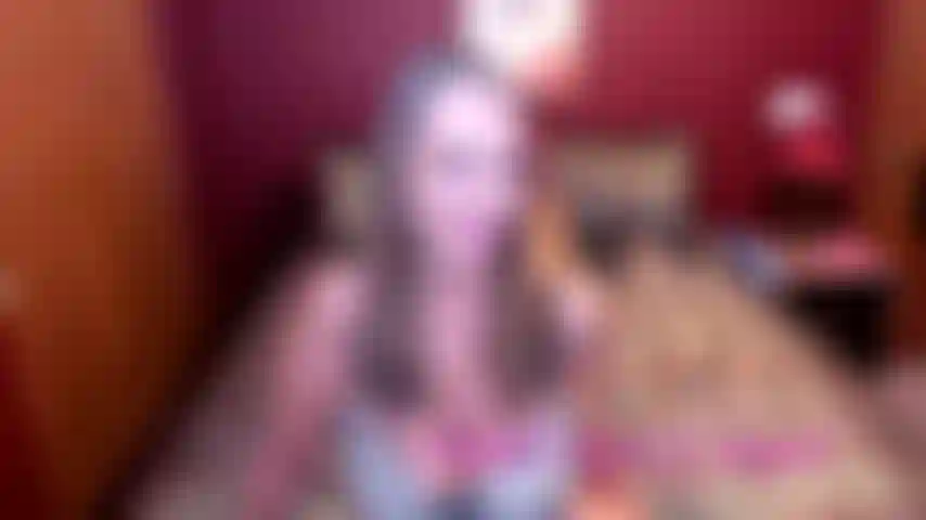 Petit jeu de rôle torride où je suis ta "maman d'amis" te séduisant et baise ma chatte avec un gode.