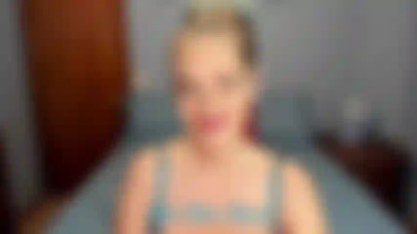 Jeu de rôle fantastique avec l'amie de maman - jeu de rôle chaud, vous venez voir votre ami et il n'est pas à la maison mais sa mère vous séduit.