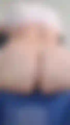 Un gros cul se frotte sur un gode et a un anal savoureux.