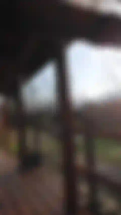 Le cul sexy de mon mari dehors sent les fleurs.