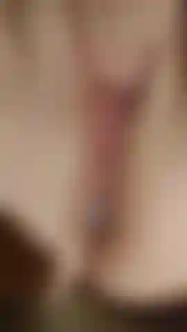 Une femme milf qui joue avec la chatte.