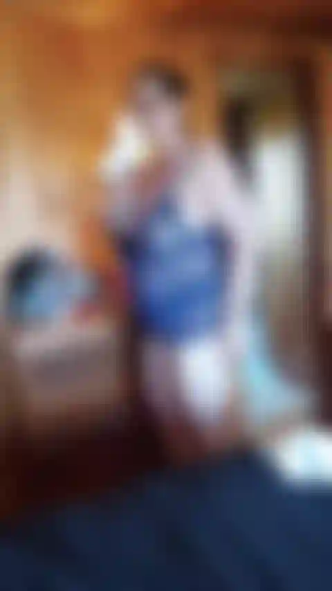 Une femme milf sexy dans sa lingerie bleue qui a l'air sexy.