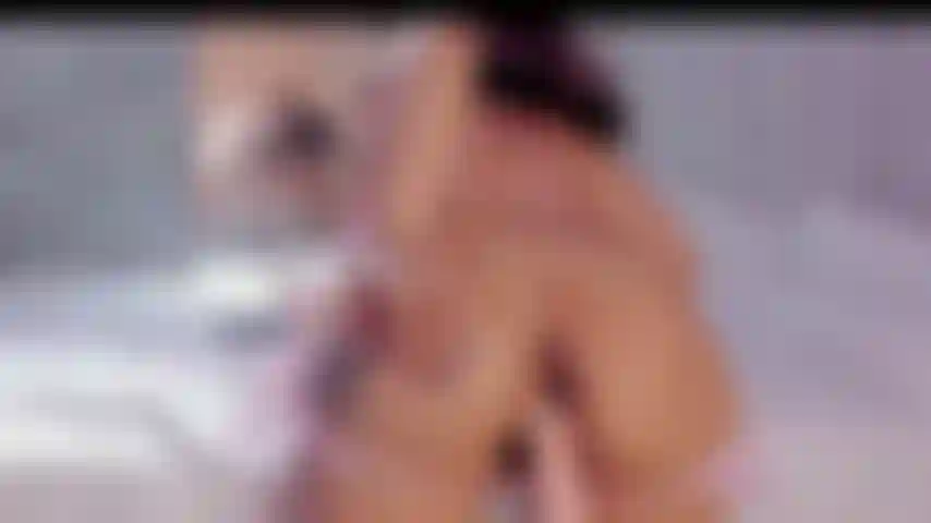 Tu aimes la façon dont mon doigt joue avec mon cul pendant que tu me baises ?