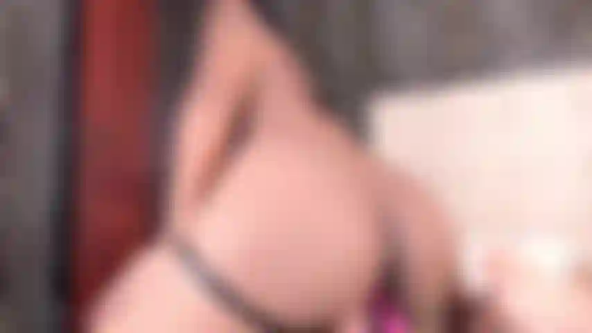 Écoute comment mes pierres précieuses pénètrent dans ton oreille pendant que tu me vois baiser.