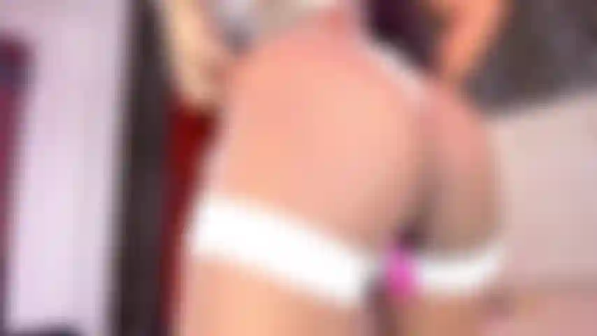 Chevauchant un délicieux gode qui fait gicler ma chatte librement jusqu'à ce que je jouisse.