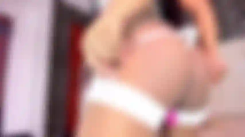 Chevauchant un gode riche qui fait gicler ma chatte.