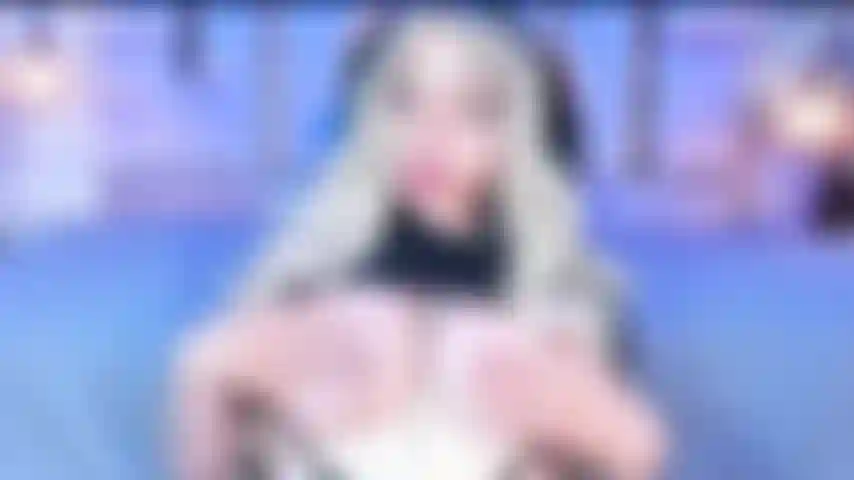 Une blonde sexy veut ta bite crémeuse.