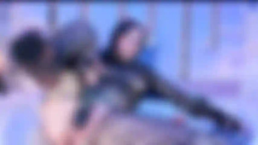 Ta fille aux cheveux noirs préférée en train d'avoir un orgasme torride.
