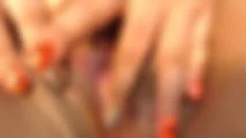 Papi regarde de près ma chatte après avoir joui.